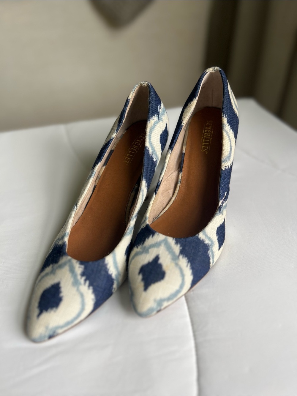 Seychelles and White Patterned Pointed-Toe Pumps size 6 PREOWNED